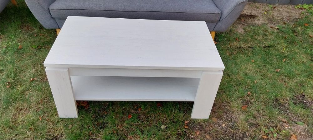 Zestaw mebli na nóżkach kanapa, fotel, stolik