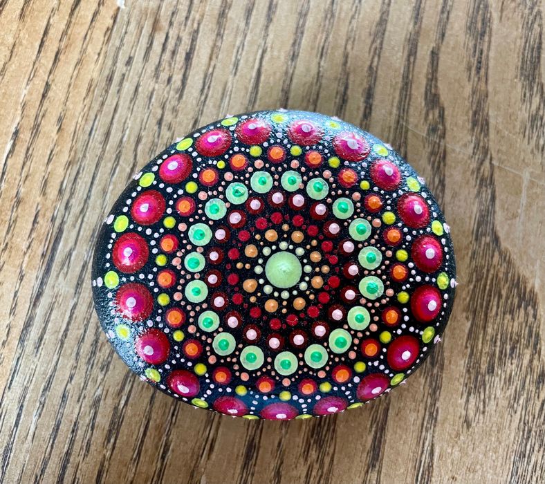 Mandala em pedra pintada à mão - dot mandala stone