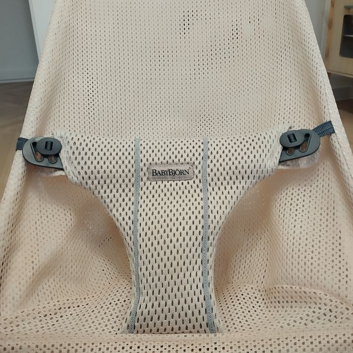 Leżaczek bujaczek babybjorn bliss mesh pearly pink