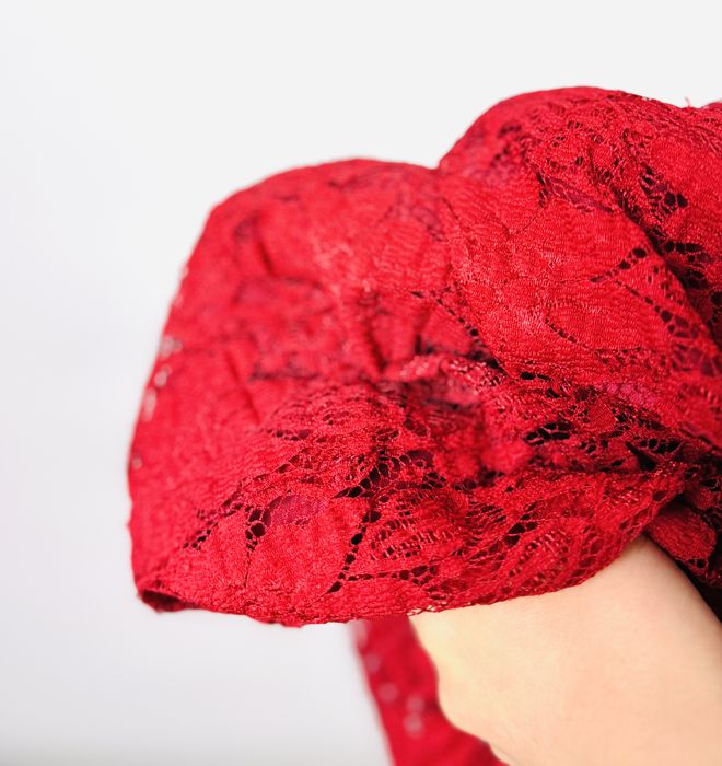 Czerwona koronkowa sukienka midi M 38