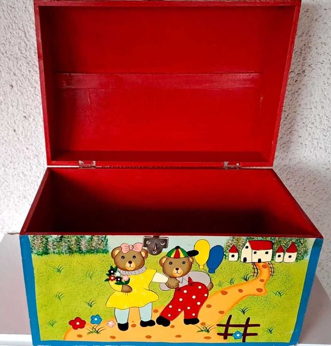 Baú  em madeira para guardar roupinhas ou brinquedos