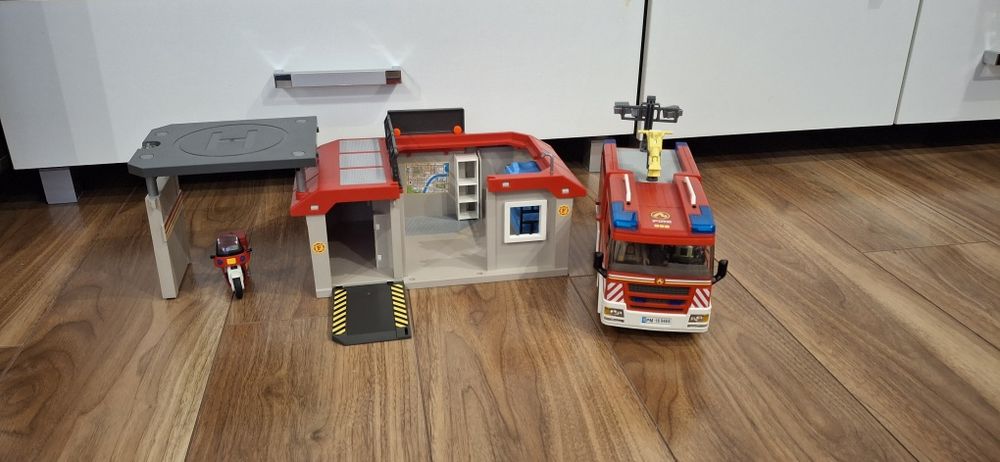 Remiza strażacka , wóz strażacki na pilota Playmobil .