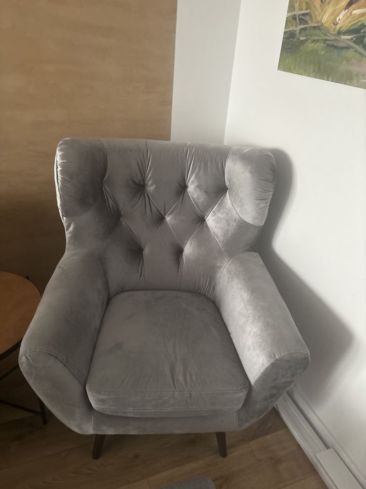 Fotel uszak w kolorze srebrnym z ciemnymi nóżkami
