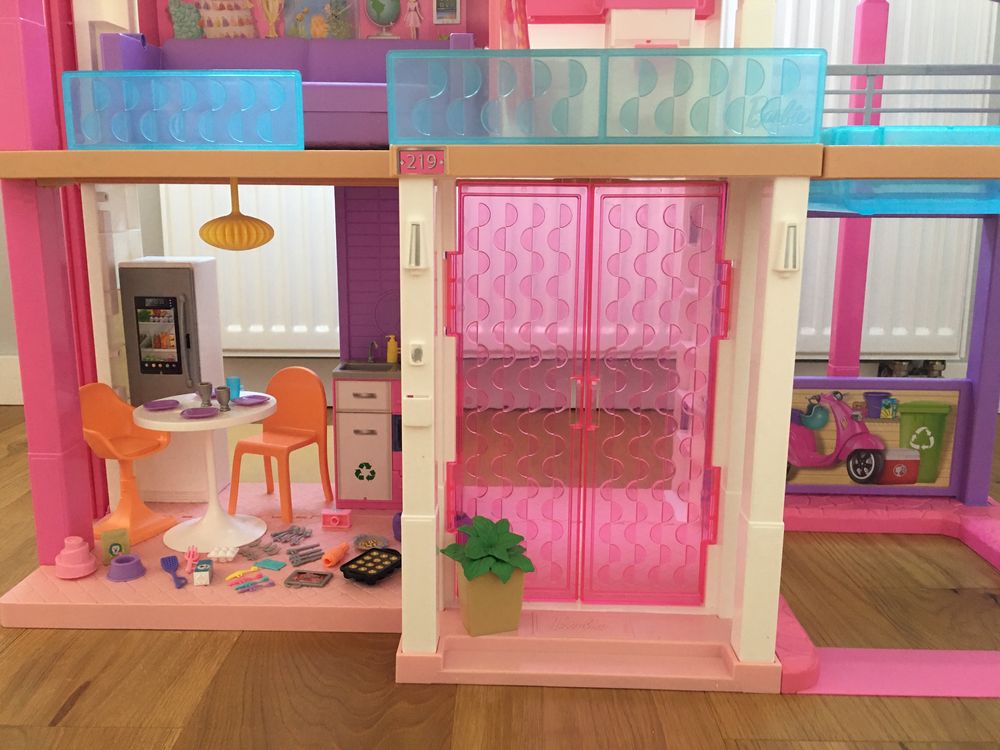 Domek dla Barbie Dreamhouse z windą i basenem