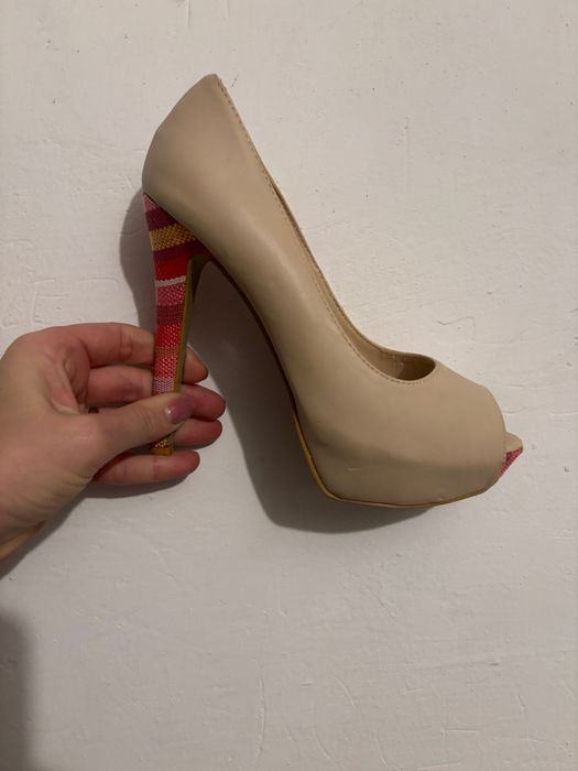 Szpilki beżowe wysokie