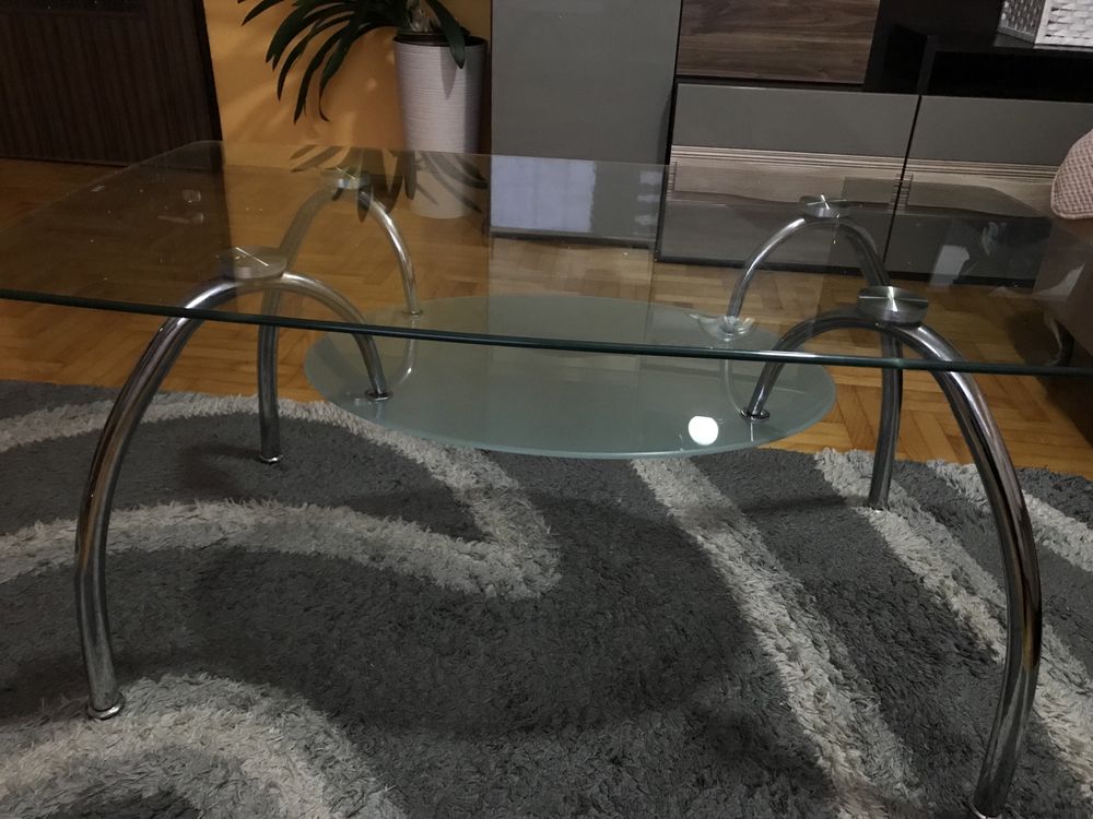 Stolik szklany ze srebrnymi nogami
