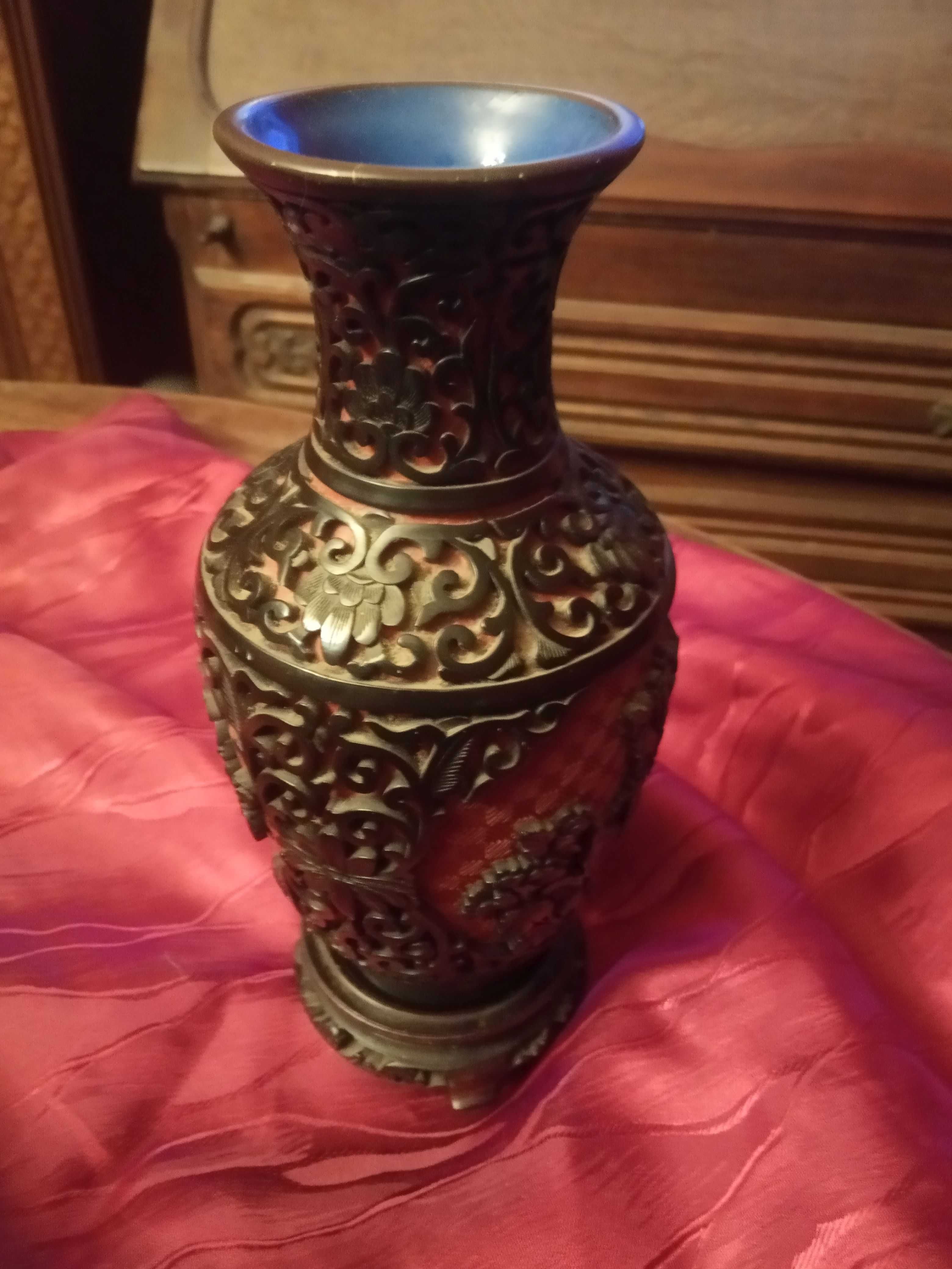 Chiński wazon z laki z podstawką