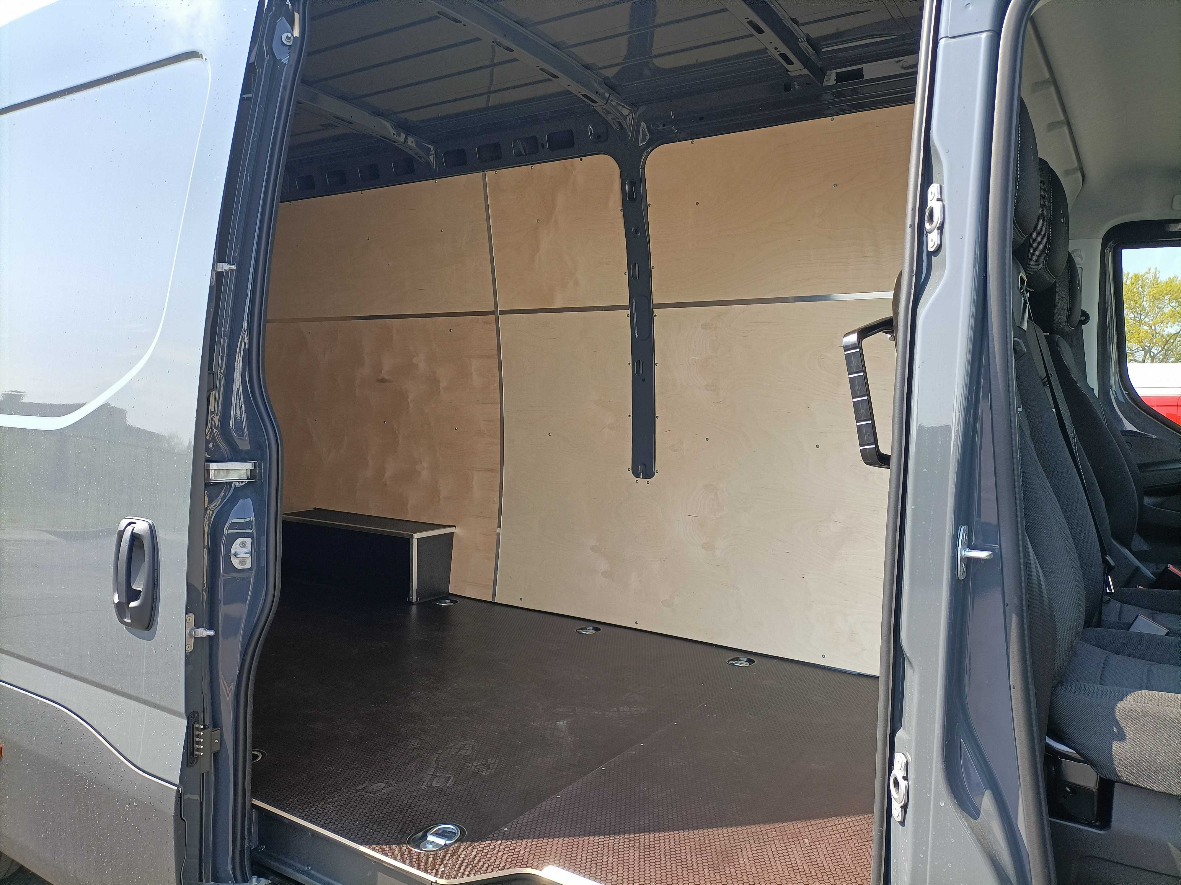 Wynajem busa Iveco Daily 16m3 /blaszak/dostawczy 6palet/paleciak
