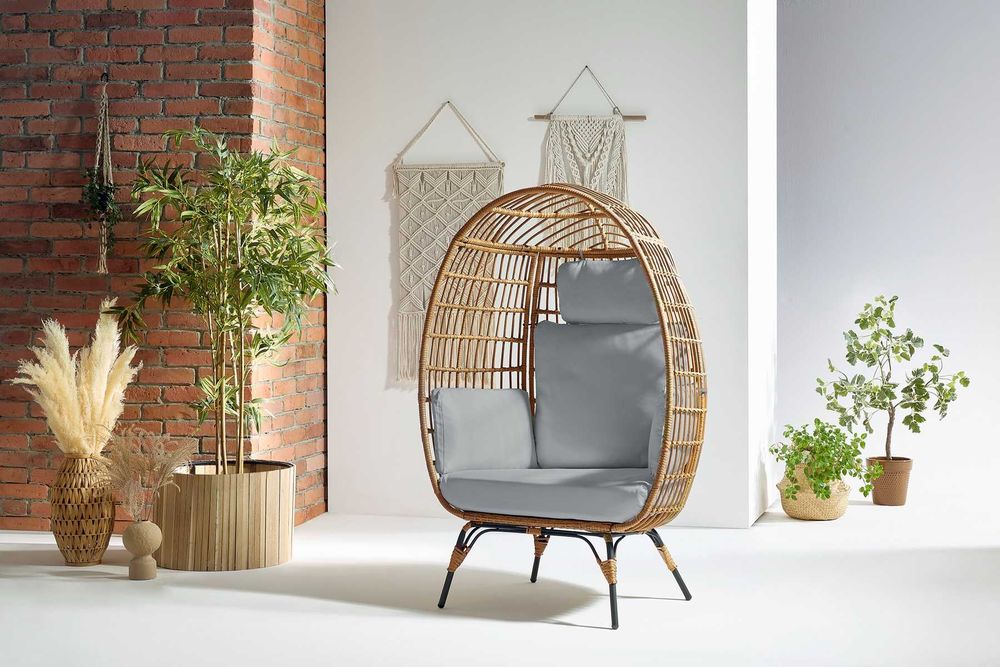 Fotel kosz ogrodowy kokon z technorattanu z szarymi poduszkami jajko