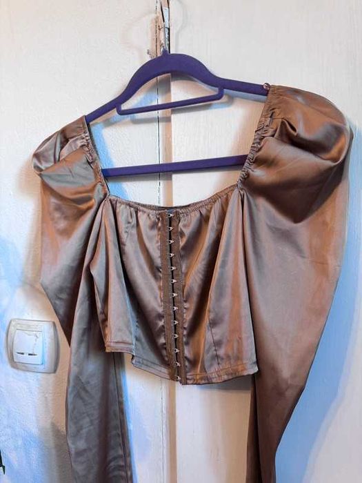 Złoty crop top gorsetowy z bufiastymi rękawami xs/s femme luxe