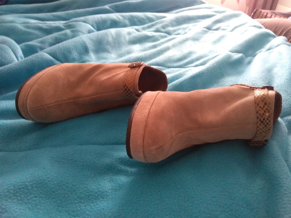 Botins bege em pele de altíssima qualidade nr. 36 marca Fátima Alves