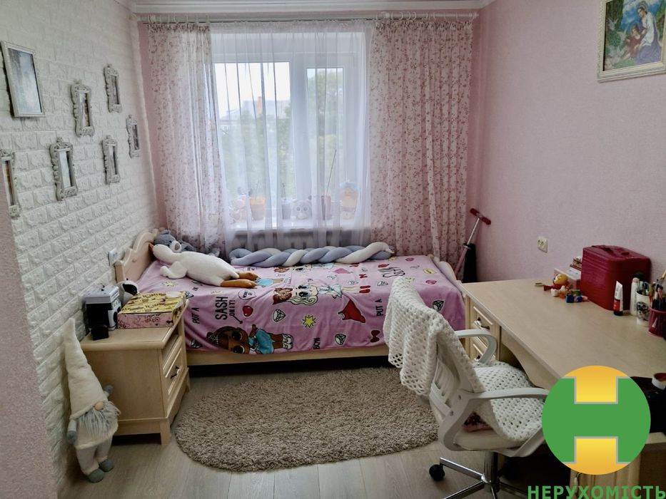Продається 3-кімнатна квартира . Чортків