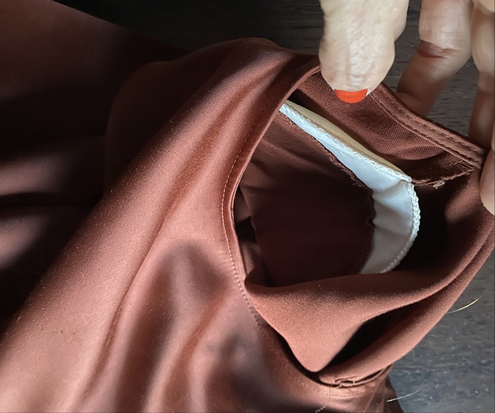 Blusa Acetinada com Ombreiras - Mango