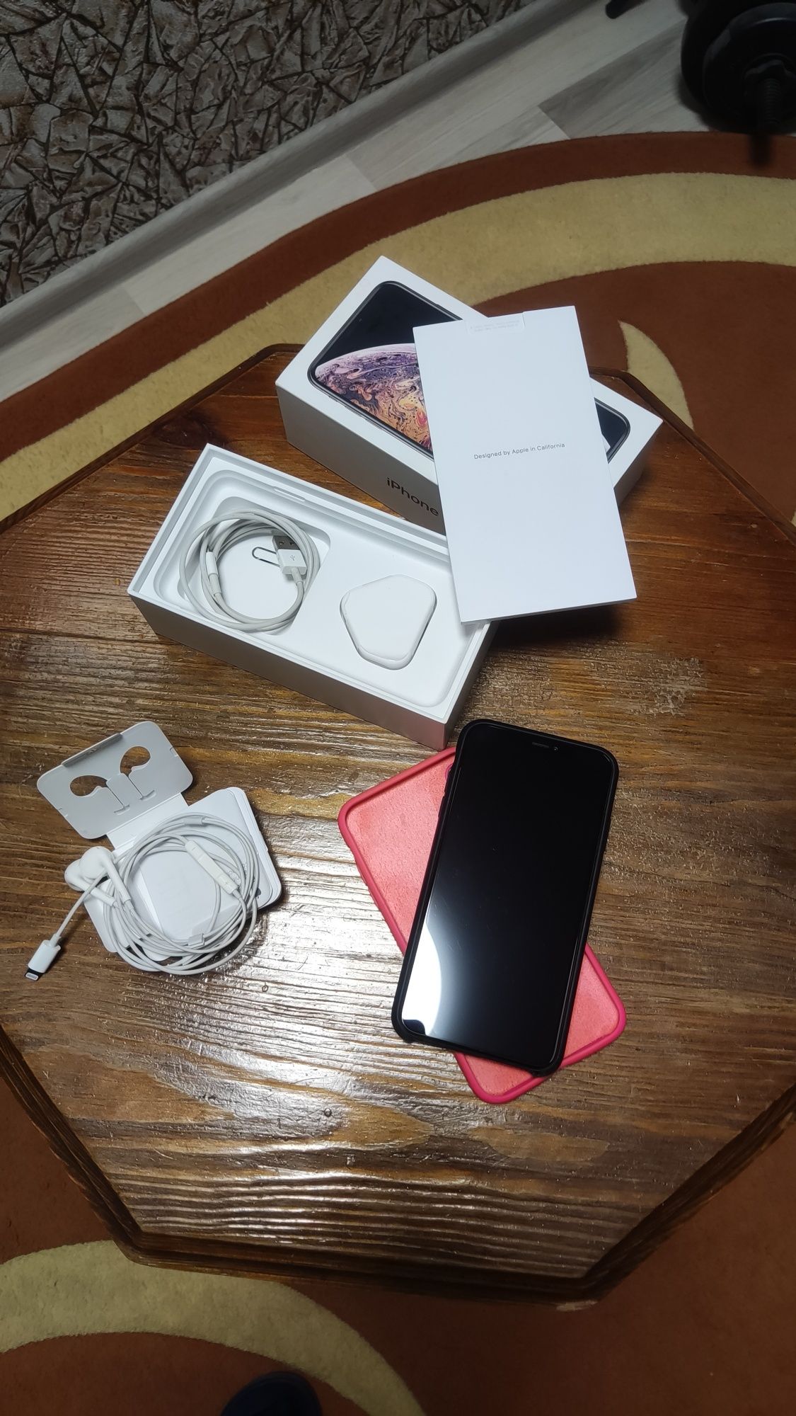 Продам Iphone XS Max 256gb Neverlock. Полный комплект. Всё работает.