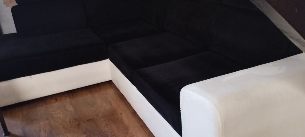 Narożnik duży,z funkcją spania,ruchome zagłówki,pojemnik,czarno- biały
