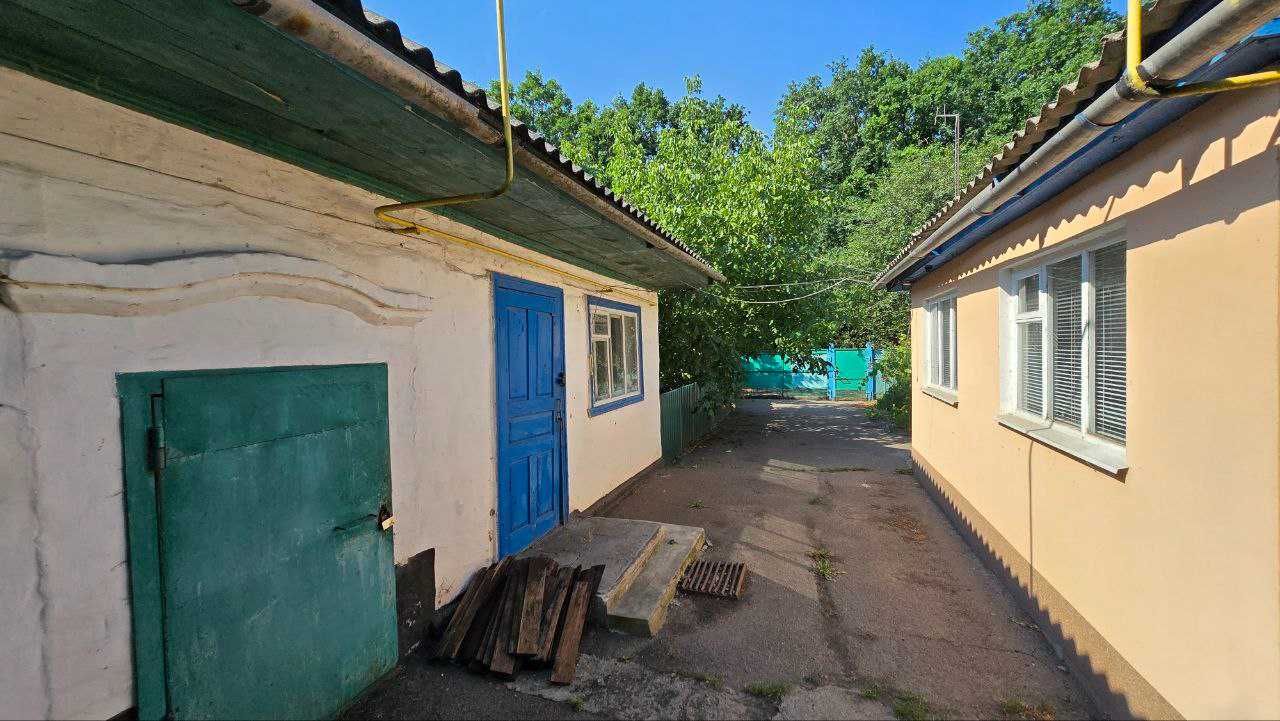 Добротний будинок у Леськах