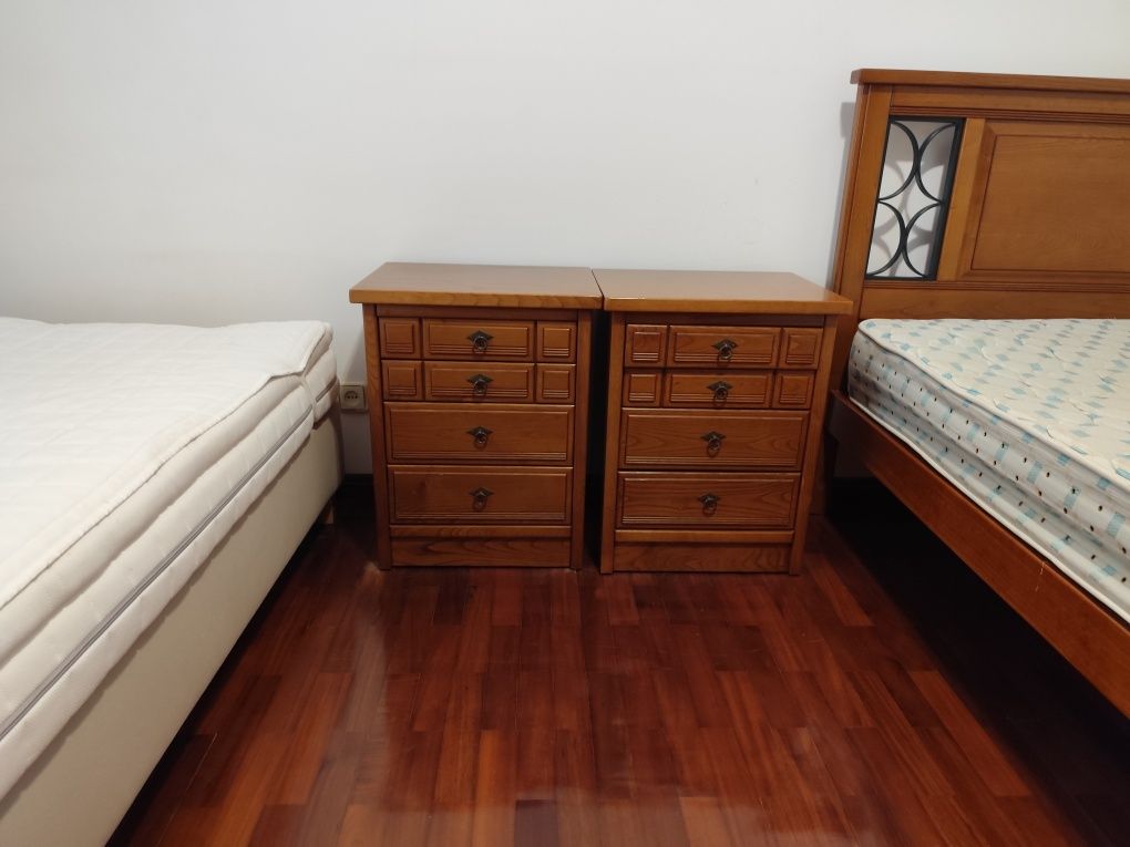 Cama de casal em madeira maciça