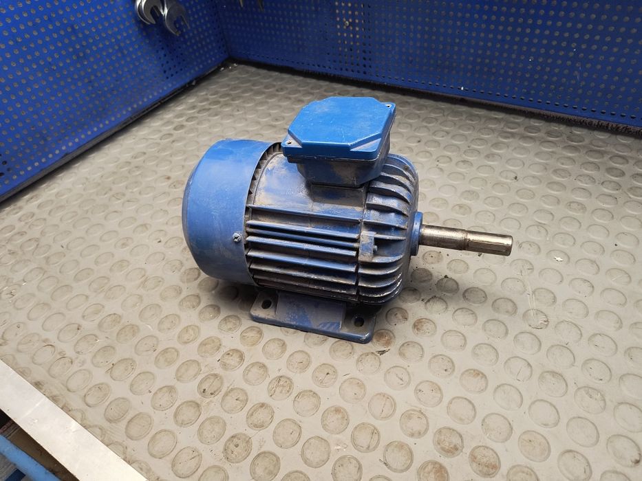 Silnik 0,55kW elektryczny motor długi wałek 1440/min betoniarka