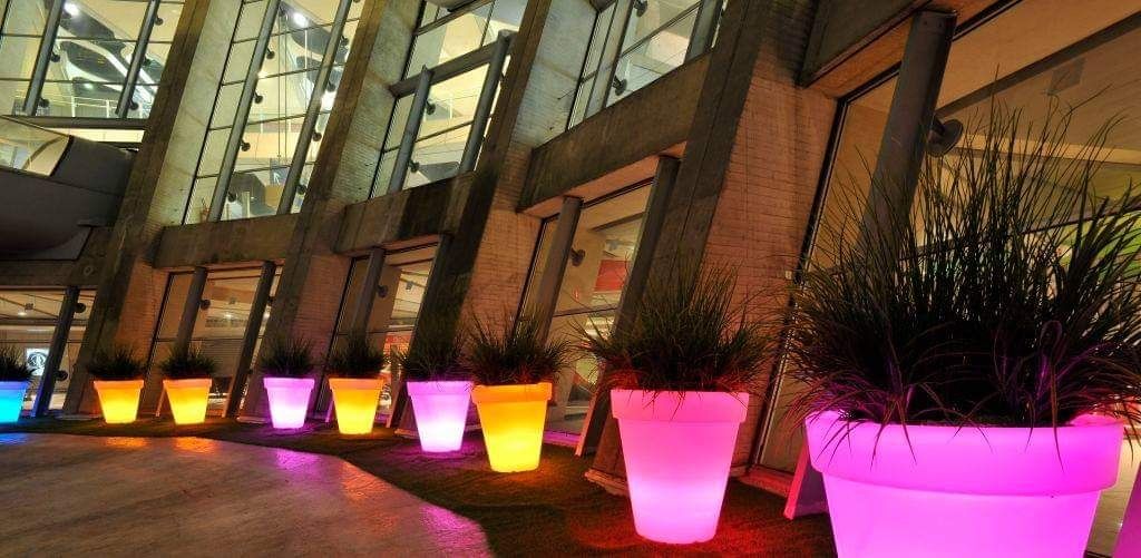 Vasos e floreiras com iluminação