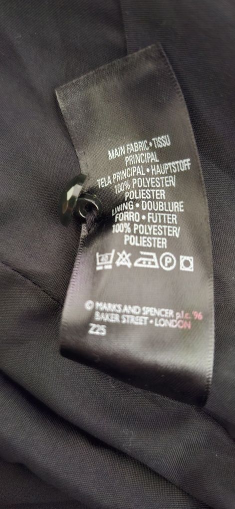 Sukienka z ozdobami w koło szyi