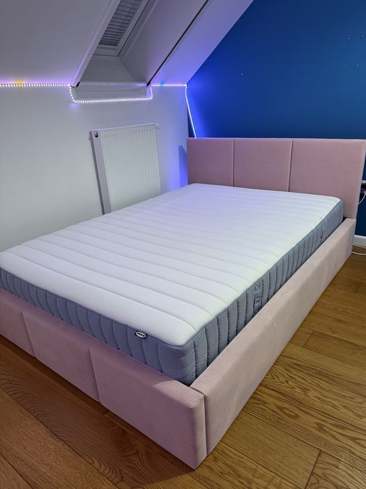 Łóżko różowe 140x200 tapicerowane stelaż podnoszony zagłówek