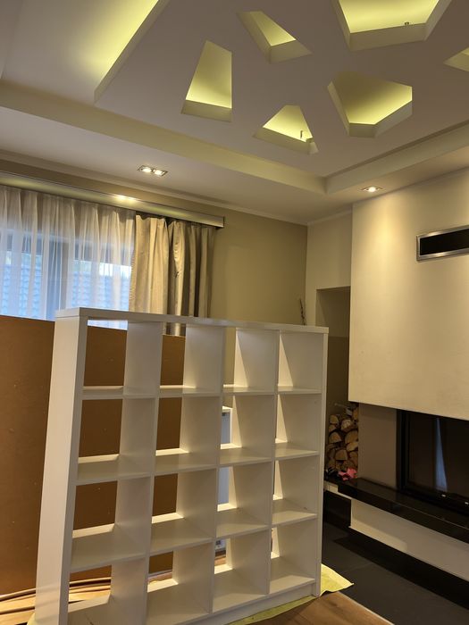 Biał regał z pólkami