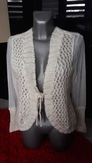 Kremowa narzutka ecru tiulowe rękawy sweter 40