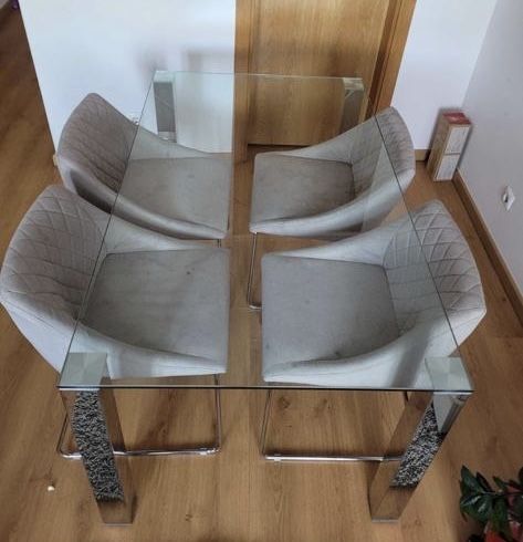 Mesa de vidro com 4 cadeiras