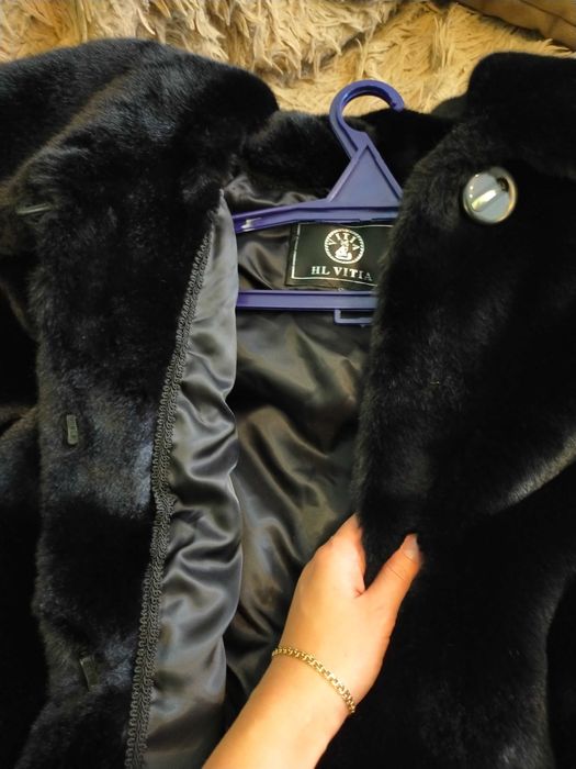 Шубка Чорного кольору, коротенька!