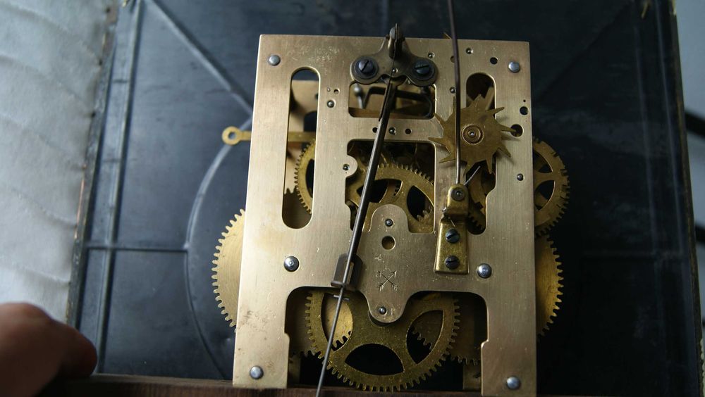 265 Zegar wiszący mechaniczny HAU antyk