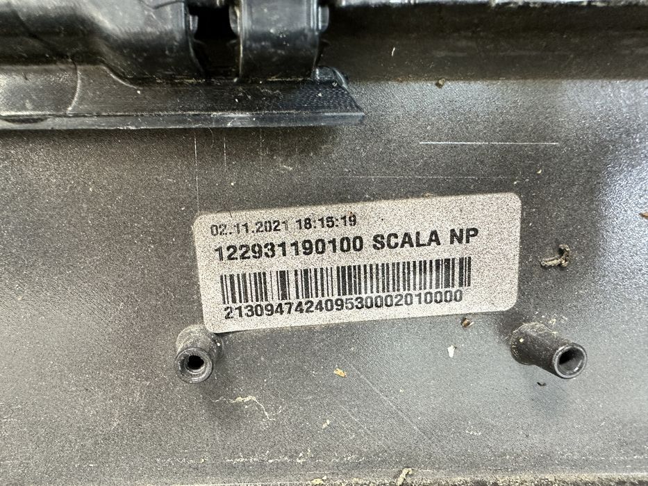 Skoda Scala zderzak przedni przód 4xPDC czarny