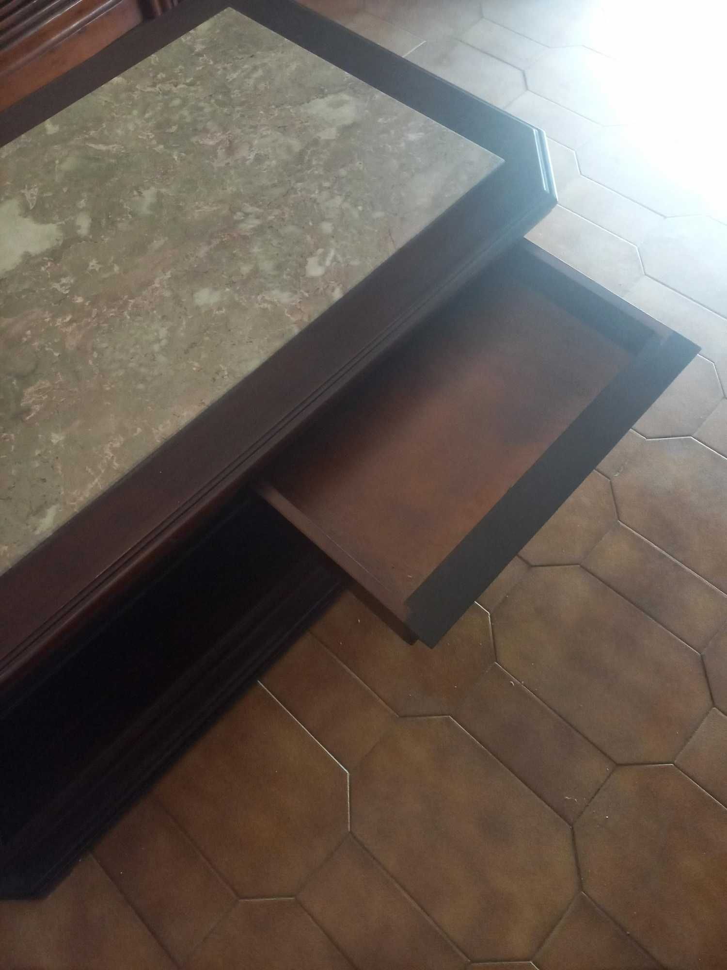 Mesa de Centro Clássica com Tampo em Mármore