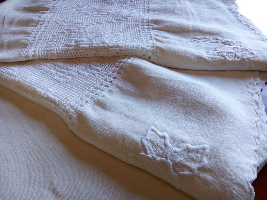 Toalha de Mesa em Linho e Crochê