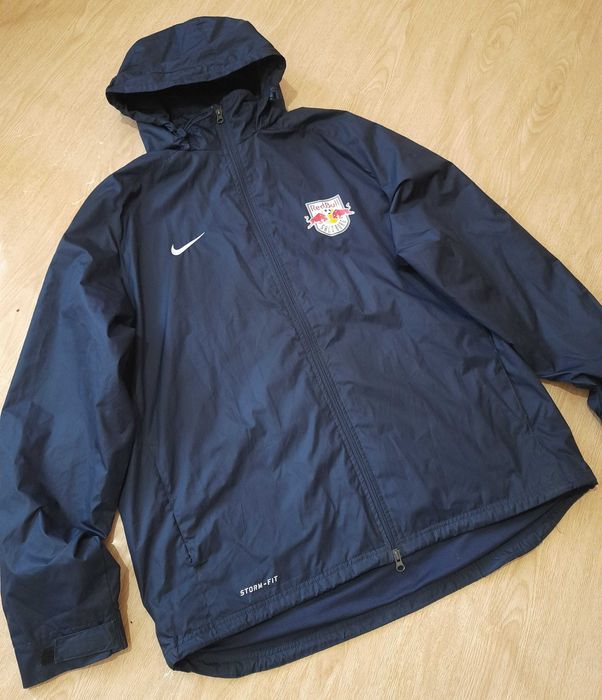 Nike red bull футбольная