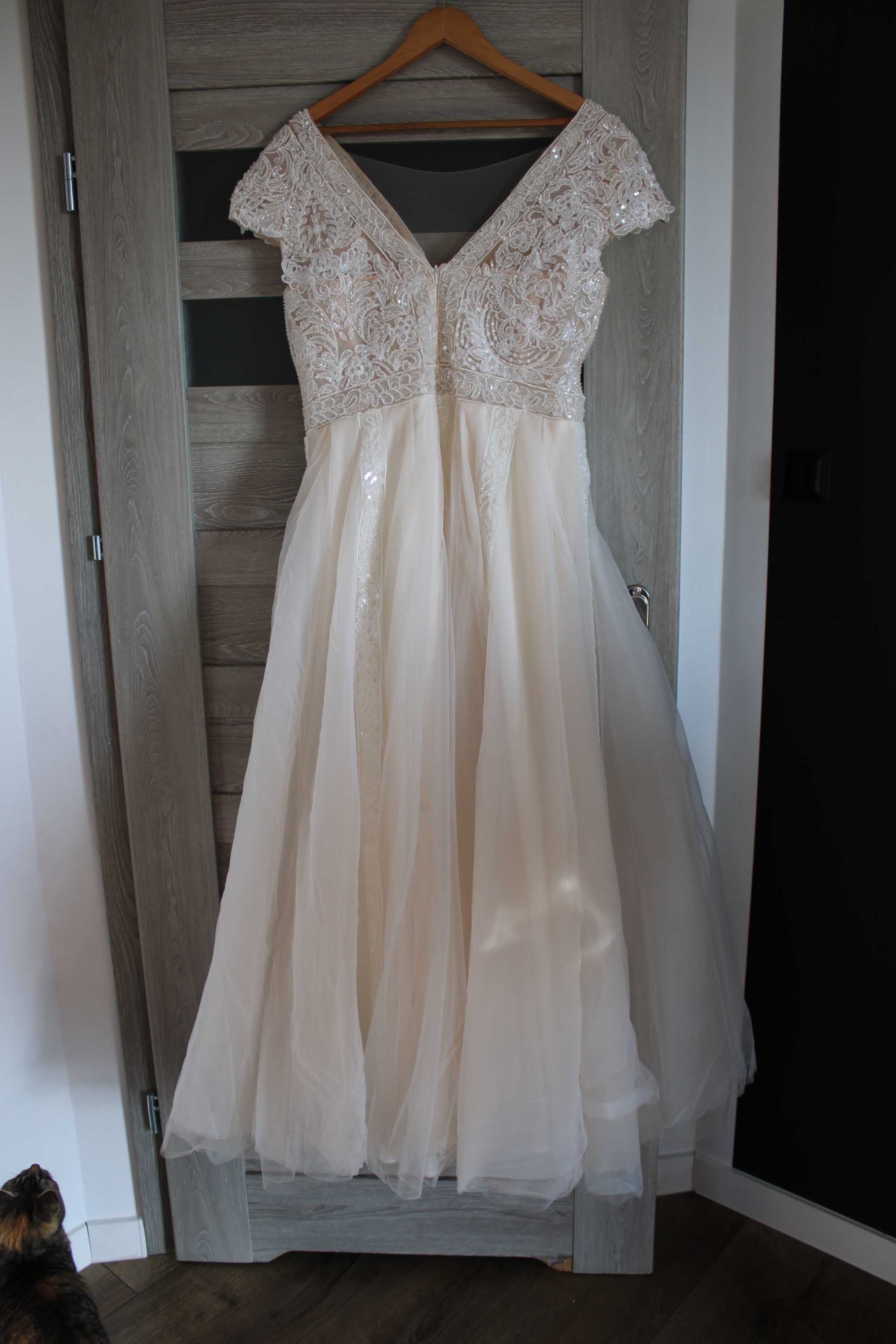 Suknia ślubna w kolorze brzoskwiniowym