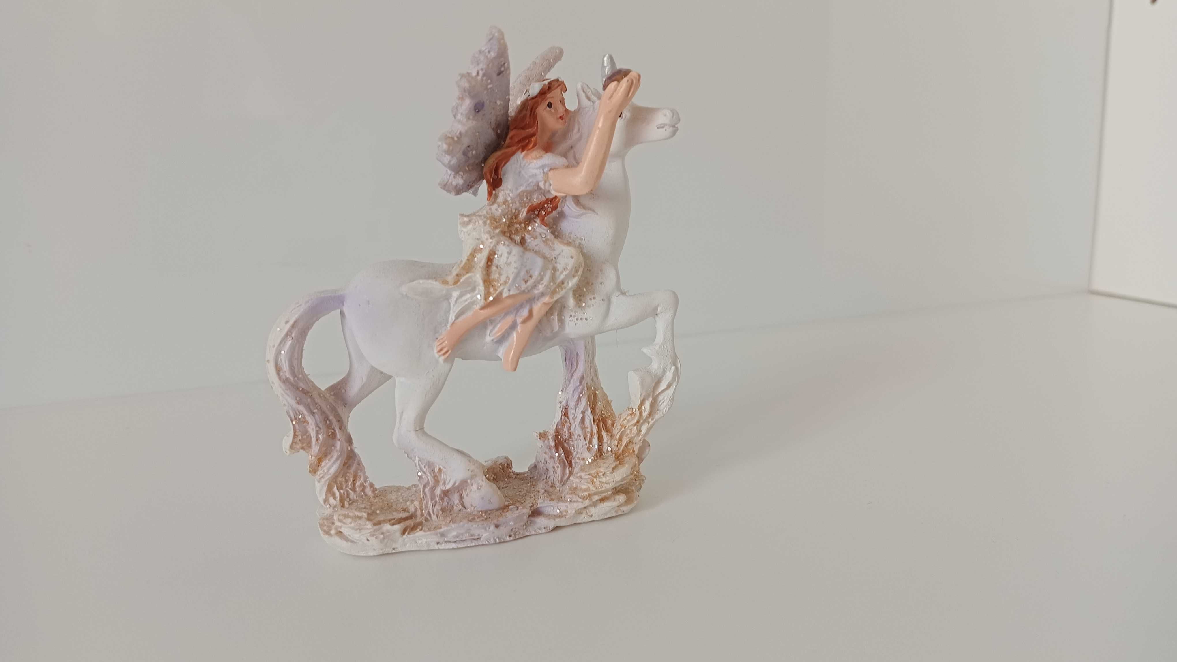 Estatueta Pequena Unicórnio com Fada