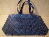 Niebieska torebka w trójkąty