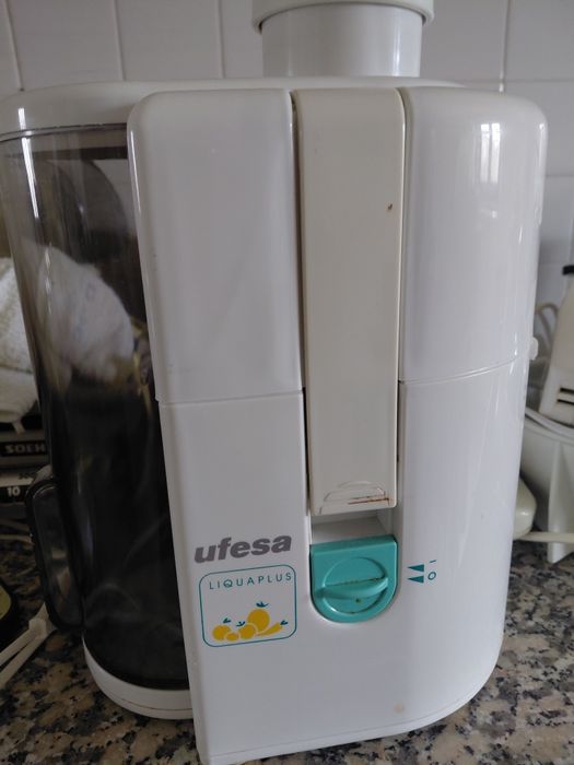 Liquidificadora Ufesa,  para fazer sumos naturais a funcionar