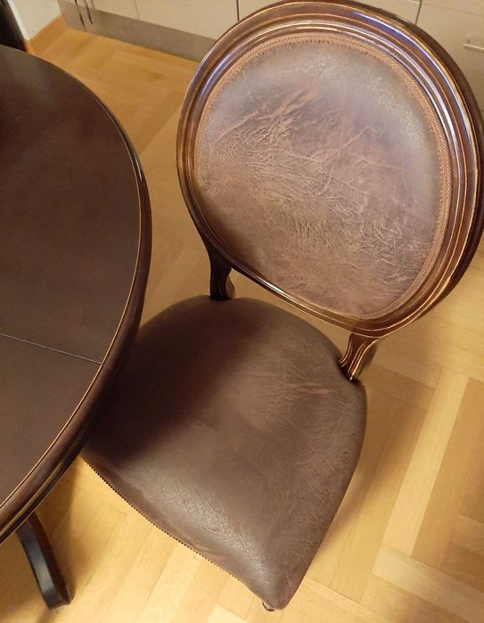Stylizowany stół i 4 krzesła tapicerowane