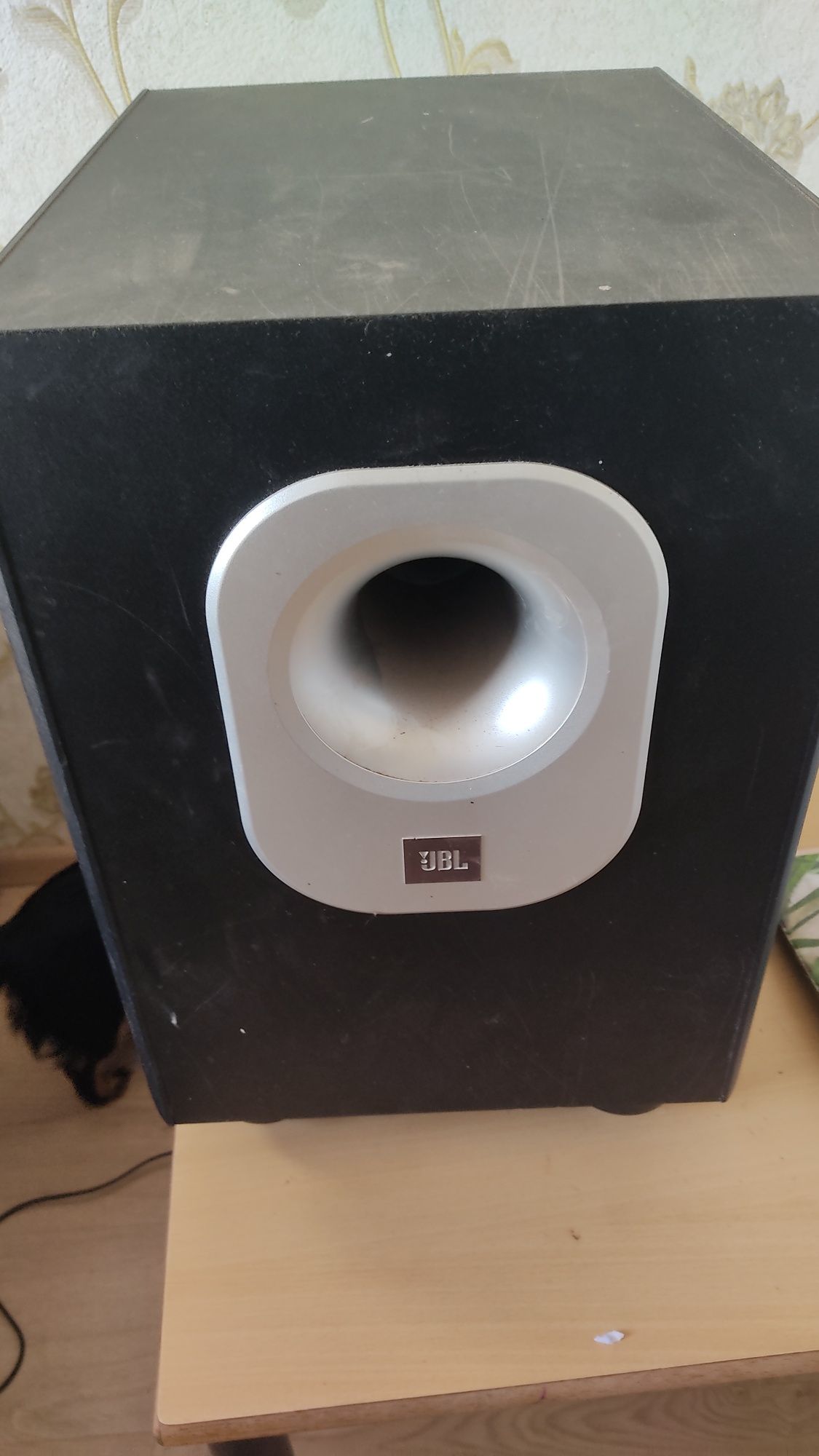 Продам сабуфер JBL SUB 200/230