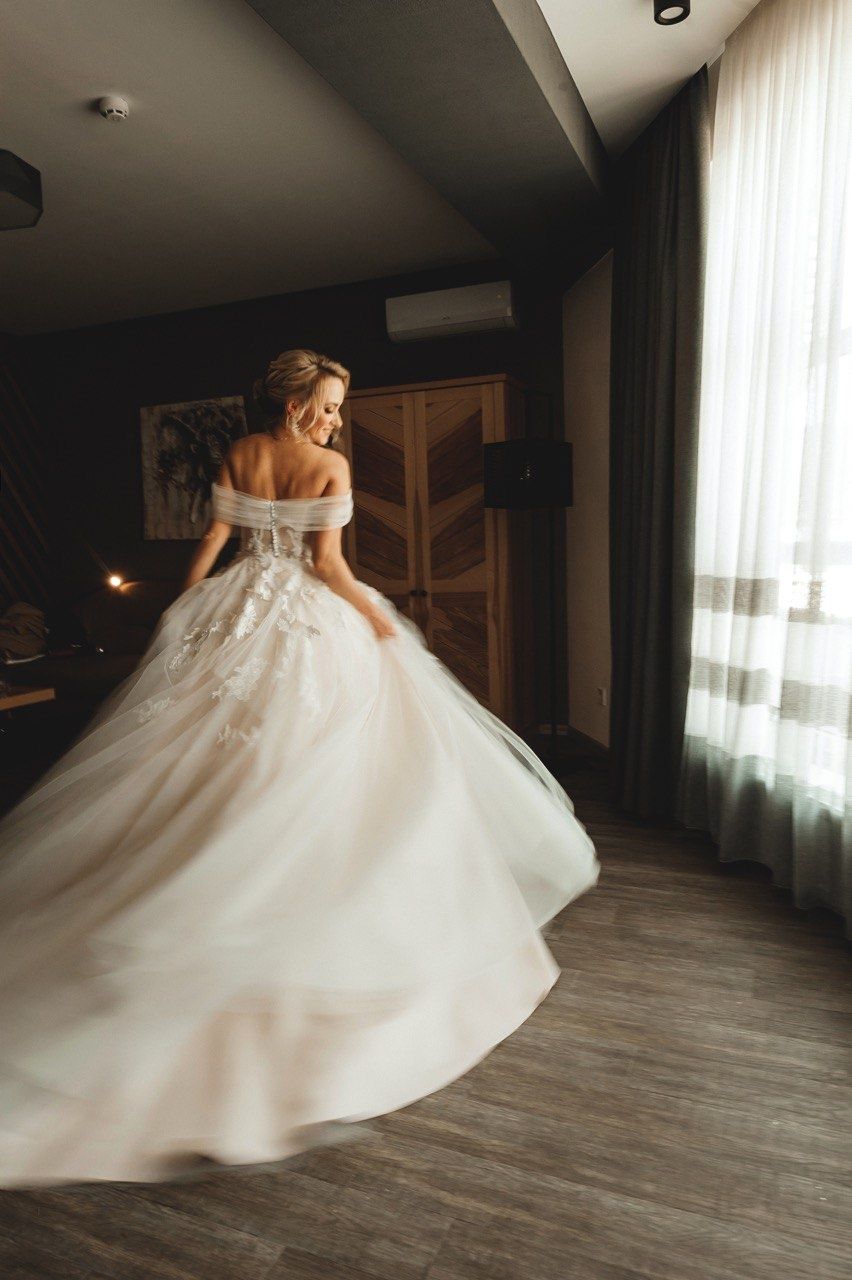 Продам дизайнерську дуже ніжну красиву весільну сукню