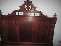 Vendo cama de casal em madeira + 1 mesa de cabeceira à escolha