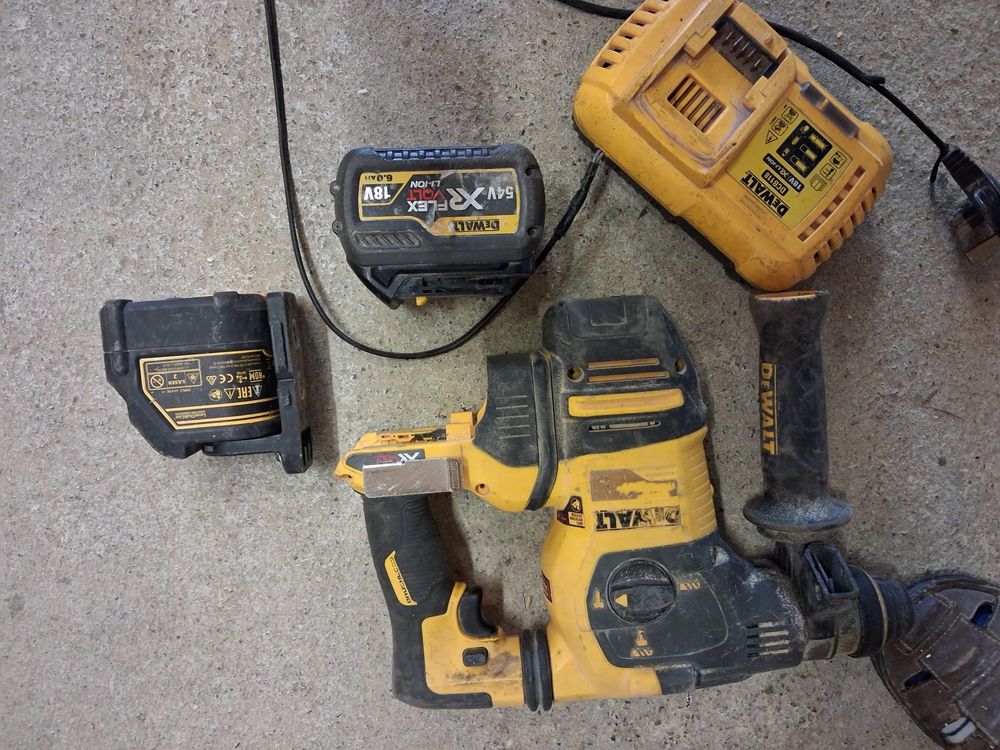 Młotowiertarka DeWalt SDS-Plus - ładowarka i bateria