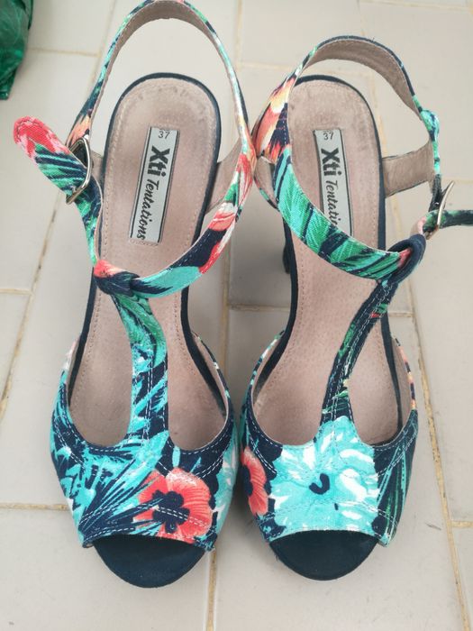 2 pares de sapatos de senhora