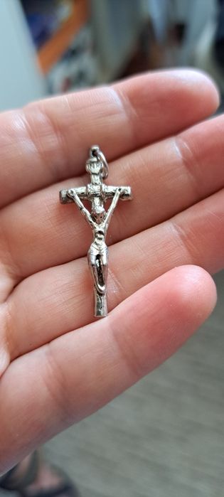 Srebrny krzyżyk zawieszka