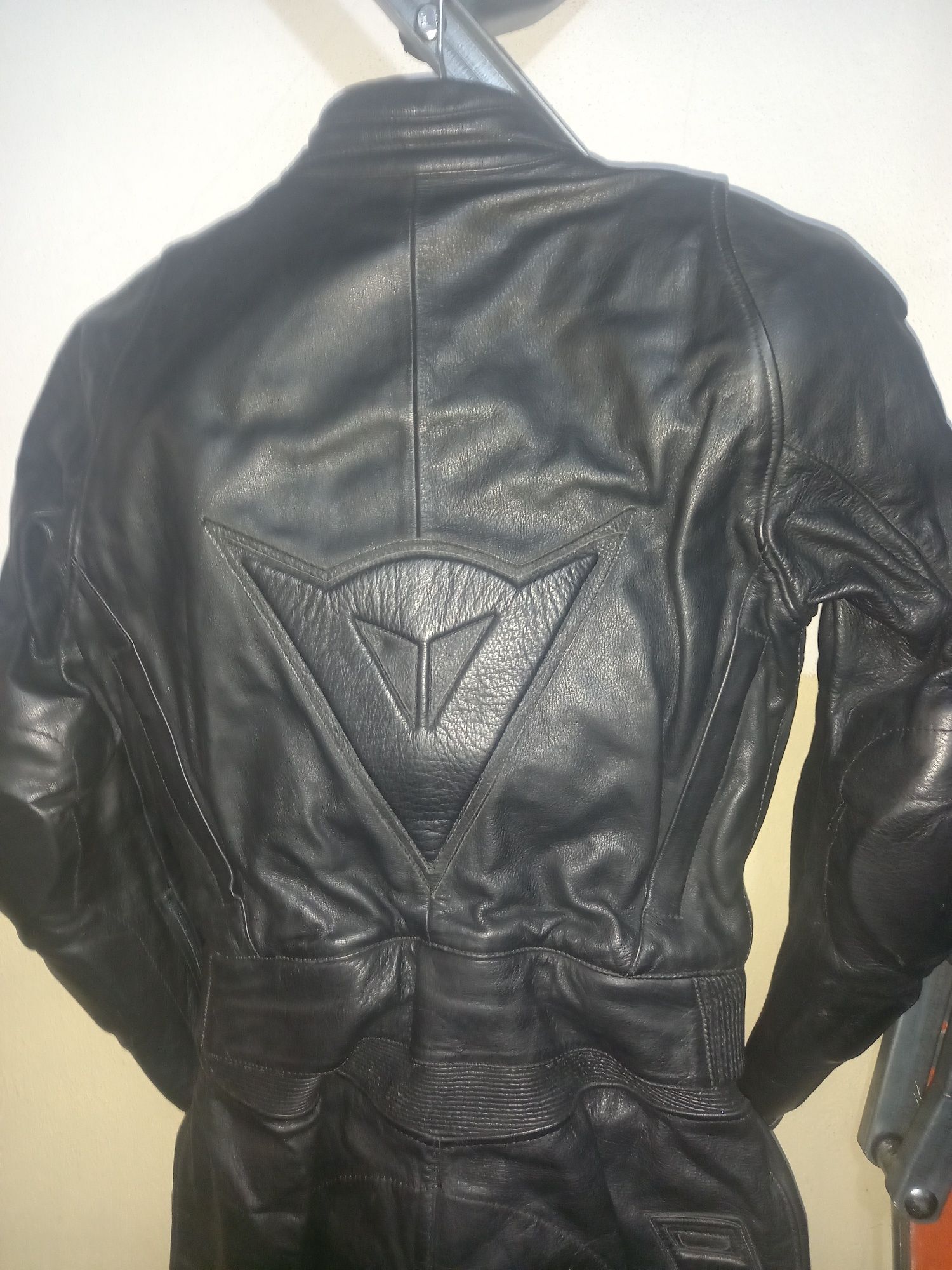 Fatos de couro Dainese
