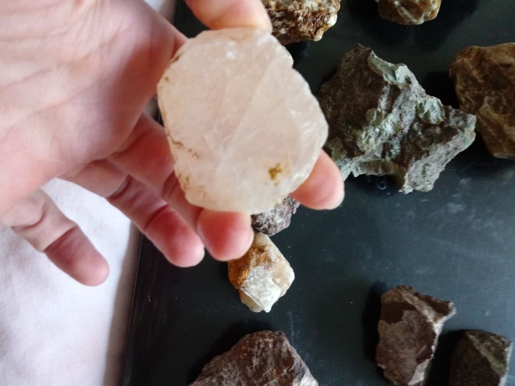 Mineraly, kamienie, zestaw skal, wulkan, kalcyt, kwarc