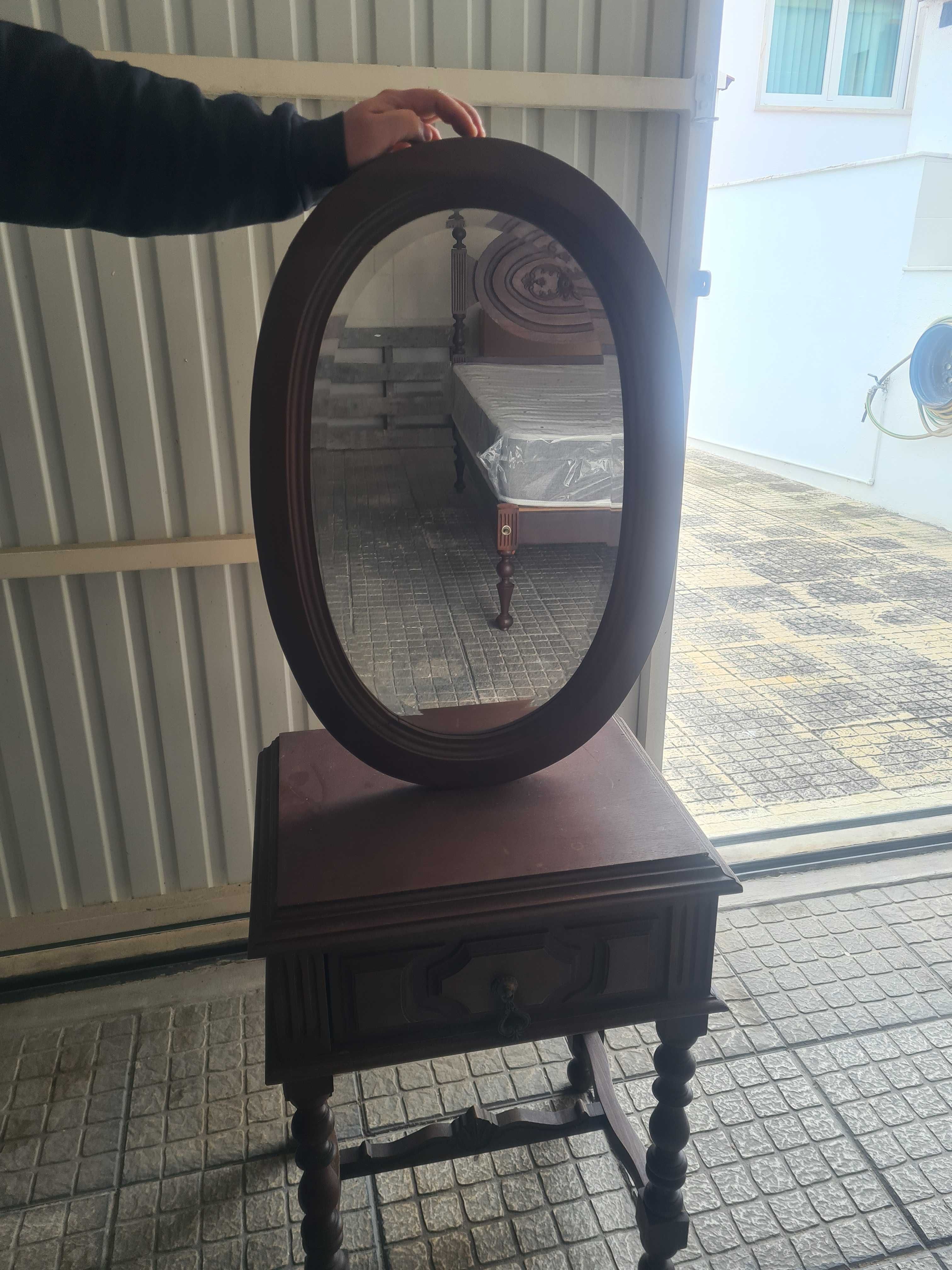 Cama de madeira com colchão novo + Mesa de Cabeceira e Espelho