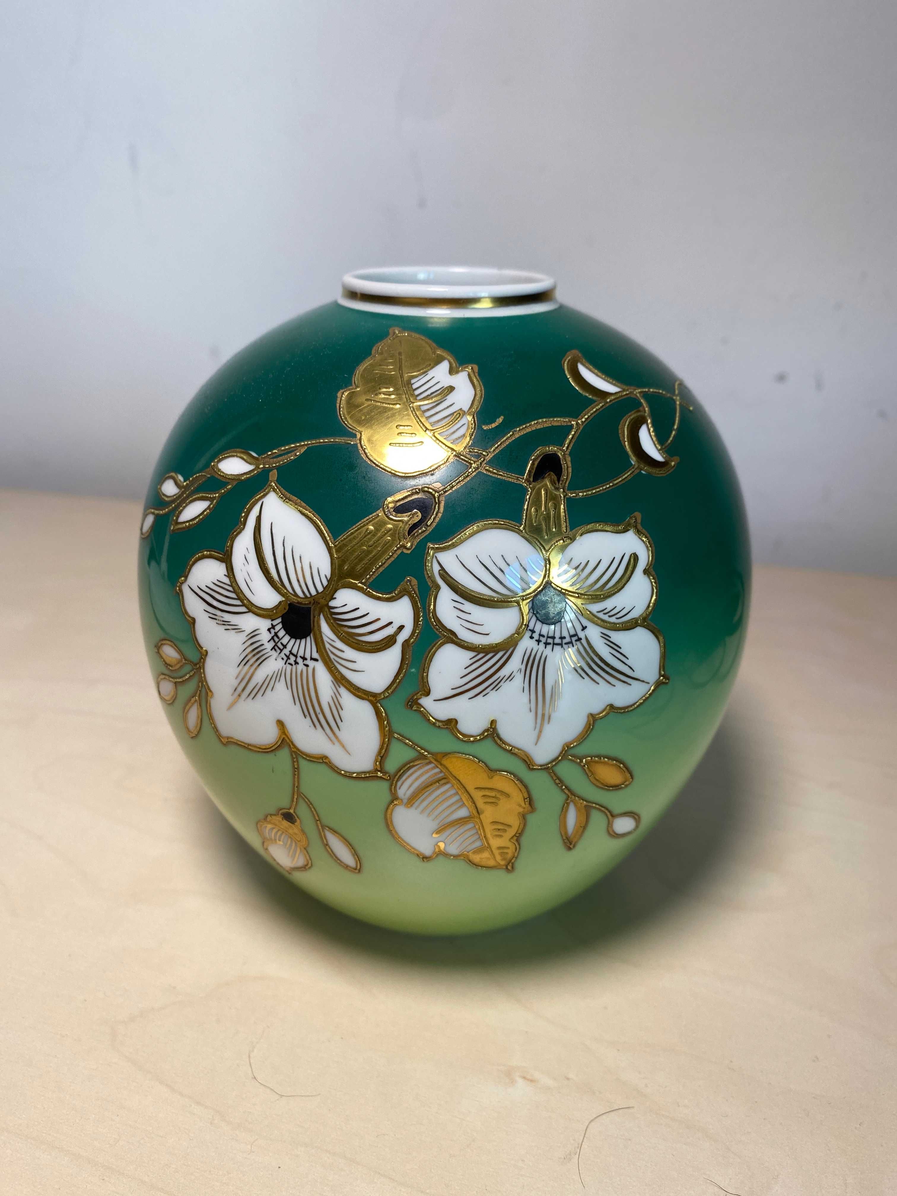 Porcelanowy wazon z biało-złotym kwiatem Wallendorf Goldrelief