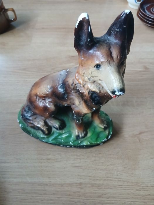 Figurka owczarka niemieckiego